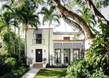 24 Classic White Houses With Black Trim Ideas You Have to Try