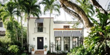 24 Classic White Houses With Black Trim Ideas You Have to Try