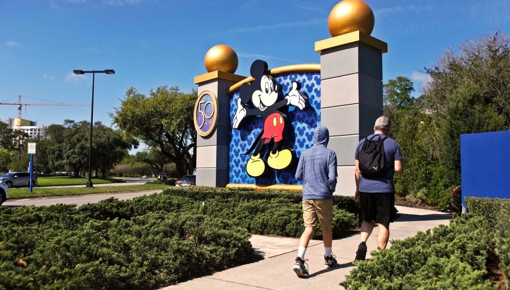 Lawsuit alleges N.Y. doctor died of allergic reaction after eating at restaurant at Disney World