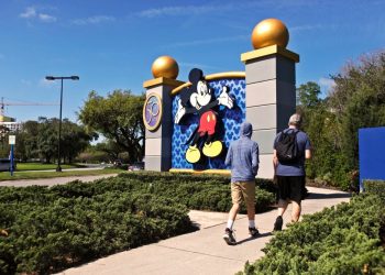 Lawsuit alleges N.Y. doctor died of allergic reaction after eating at restaurant at Disney World