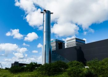 SpaceX rolls out Super Heavy rocket for Starship Flight 6 test launch (photos